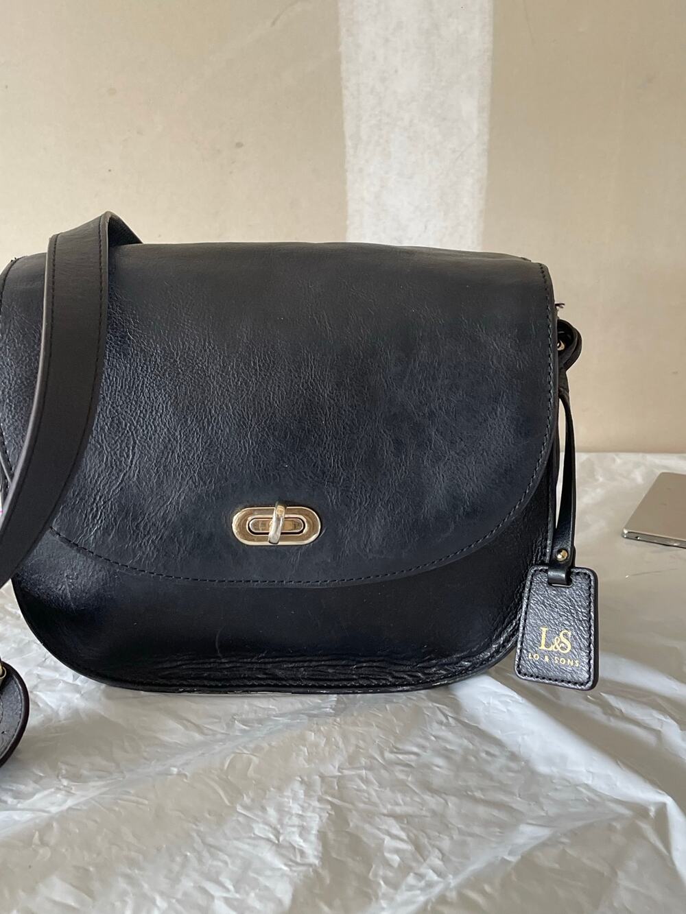 Lo & Sons "The Claremont" Leather Crossbody Camera Bag – Black/Gold